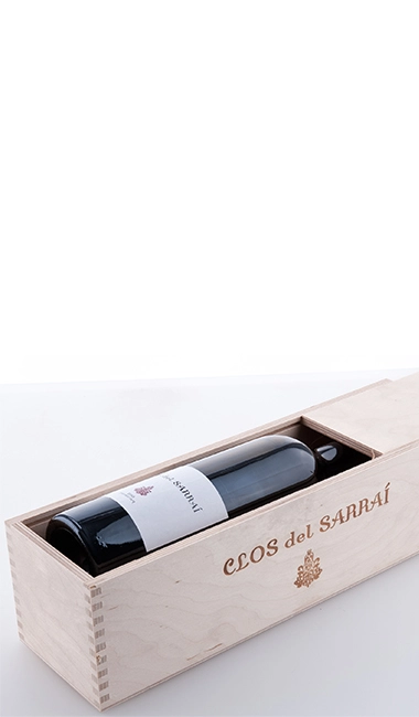 Une bouteille dans la boîte en bois "Clos del Sarrai" en contreplaqué de bouleau naturel avec couvercle coulissant 2013
