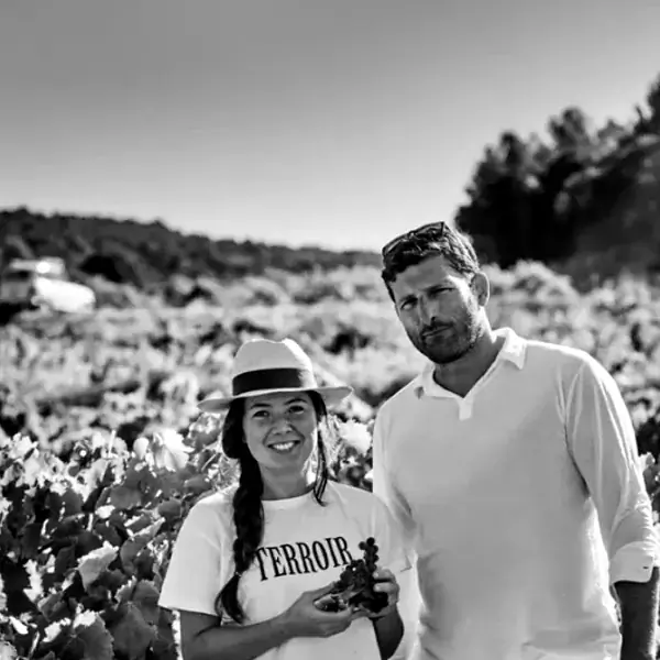 Tatjana Peceric e Dominik Huber Tatjana Peceric e Dominik Huber nella vigna di Terroir Sense Fronteres