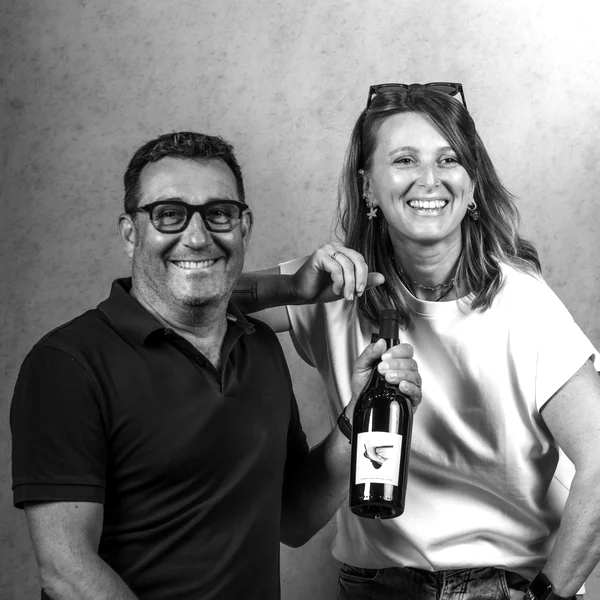 Nathalie und Emmanuel Grand, Domaine Grand Nathalie und Emmanuel Grand mit einer Flasche ihres Weins