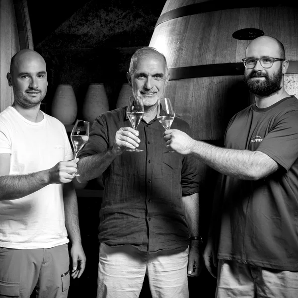 Michel Drappier mit seinen Söhnen Hugo und Antoine im Keller von Champagne Drappier