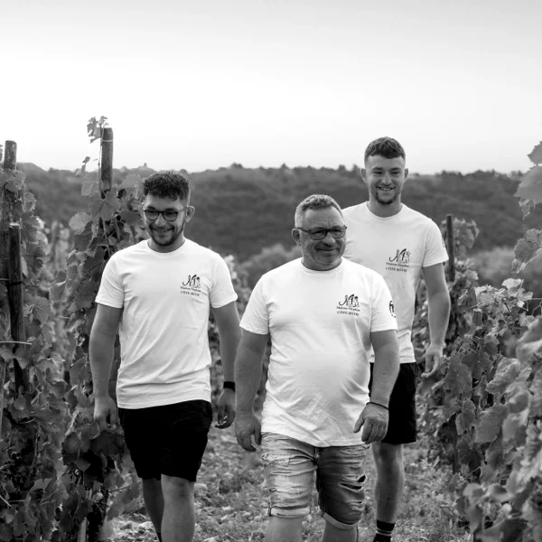 Jean-Michel Stéphan con i figli Romain e Dorian nella vigna
